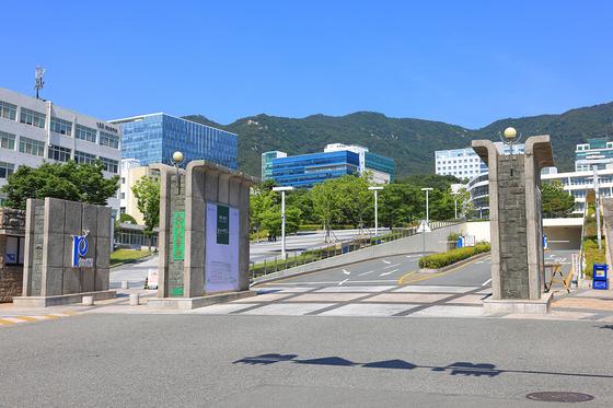 부산대 화장실서 여성 훔쳐본 남성…경찰 수사 착수