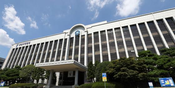 80대 할머니 지팡이 걷어차고 흉기로 협박한 60대 징역형 