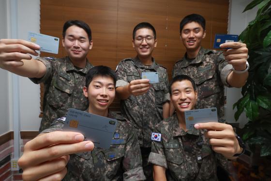 아이브 안유진·ITZY 유나 총출동…'나사카 3기'  뜨거운 군인 구애작전