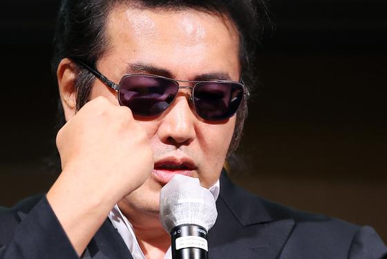 김보성, 故 안성기 빈소서 눈물의 애도 "사실 박중훈이 부러웠다"