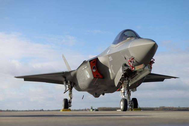폴란드, 美 5세대 전투기 F-35 3대 첫 실전배치…"총 32대 도입" 