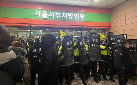서부지법 난동범, 항소심서 "취재진에 침 뱉은 건 인정…상해 입힌 적 없다"