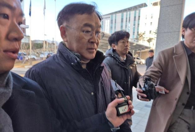 '민원인 추행·뇌물수수’ 김진하 양양군수 2심 선고…1심 실형 유지될까