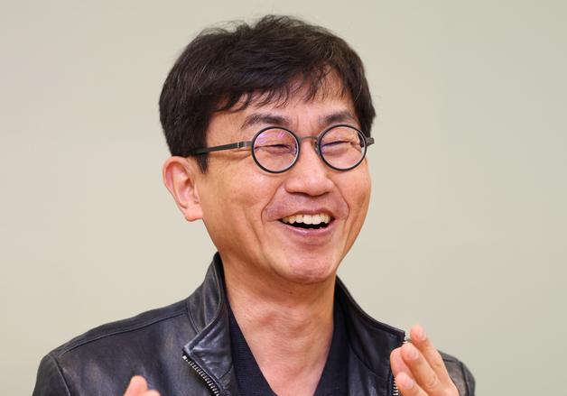 '무도'·'놀러와' PD가 소설로 쓴 방송국 뒷이야기…'낙제생 코미디언들'의 반란