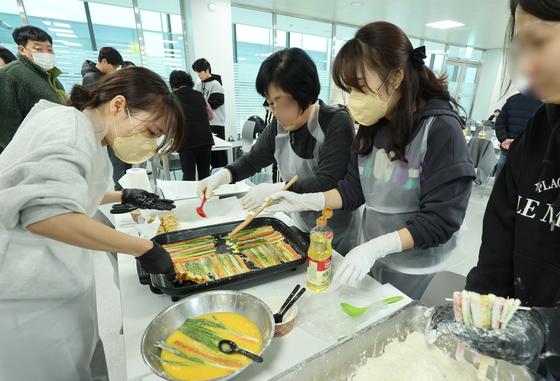 "설 차례상 떡국에 4가지면 충분… 홍동백서보다 가족 행복이 먼저"