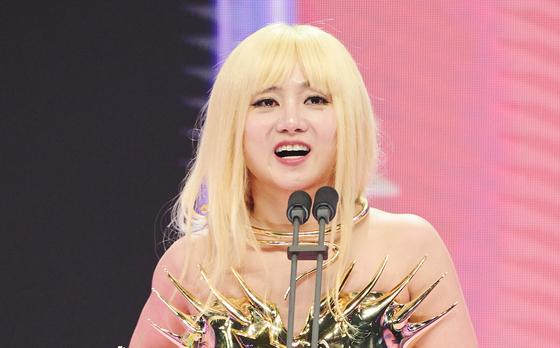 박나래 첫 경찰 조사 받았다…전 매니저 횡령 혐의 추가 고소  