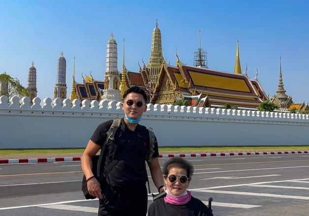 "87세? 내 나이가 어때서" 손주와 떠나는 여행이 뜬다