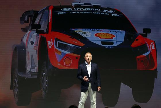 SDV 전환 가속·40대 리더 전진 배치…정의선號 '퍼펙트 스톰' 정면 돌파