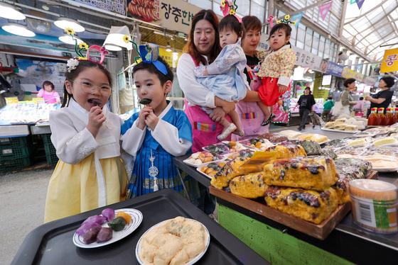 "추석 연휴 전통시장 61곳서 30%할인·환급 챙기세요"