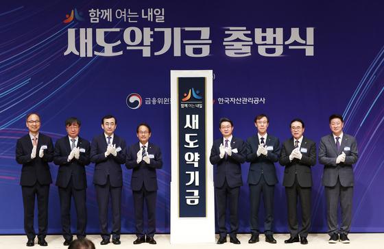 이재명표 '빚 탕감' 개시…34만명 5.4조 장기 연체채권 첫 매입