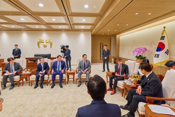 李대통령, 내일 손정의 만난다…국내 AI 인프라 투자 논의할 듯