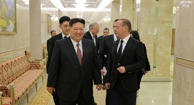 김정은, 푸틴에 새해 축전…"진실한 동맹, 대대손손 계승"