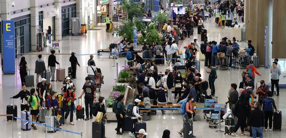 [뉴스1 PICK]'최장10일' 추석 황금연휴 끝자락, 인천공항과 고궁 북적북적