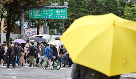 전국 흐리고 남부엔 비…낮 기온 20도 안팎 '포근'[내일날씨]