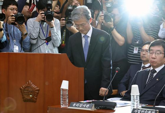 [뉴스1 PICK]국회 법사위 출석한 조희대 대법원장...'이석' 못하고 출석 중