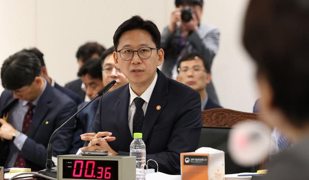 배경훈 장관 "기초과학 제대로 투자…노벨상 도전 환경 조성"