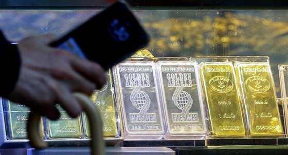 "1년간 금 60%·은 160% 뛰었다"…뜨거운 원자재 랠리 계속될까