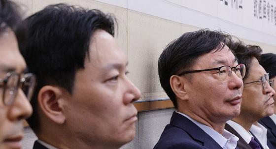 與 "李 잡으려 진술조작" vs 檢수사팀 "허위진술 종용 없어"