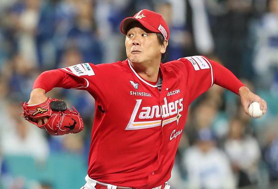 SSG 김광현, 어깨 수술 받는다…재활 최소 6개월