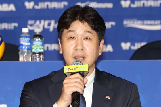 '코치 폭행' 도로공사 김종민 감독, "내가 피해자" 주장도