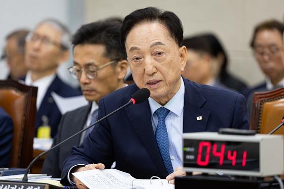 '인종차별 발언' 김철수 적십자회장 사의…"고개 숙여 사과"(종합)