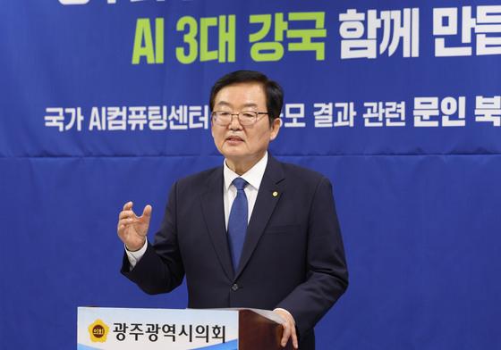 '사퇴 철회' 문인 광주 북구청장, 출판기념회도 연기…행보 안갯속