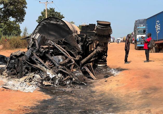  기름 쏟아지자 몰려든 주민들…나이지리아 전복 트럭 폭발로 주민 35명 사망