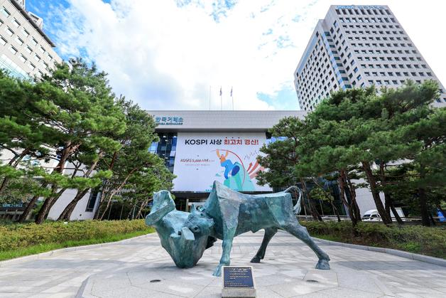 SK하이닉스 투자경고 해제된다…거래소, '시총 100위' 제외 규정 신설 