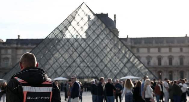 파리 루브르 잇단 악재…누수 피해에 대규모 입장권 사기
