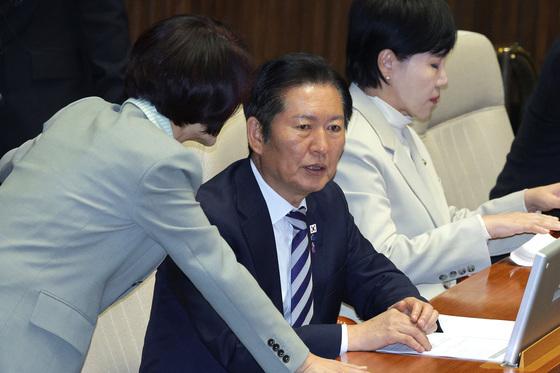 與 의총서 사법개혁안 보고…정청래 "토론 통해 의견 모으겠다"