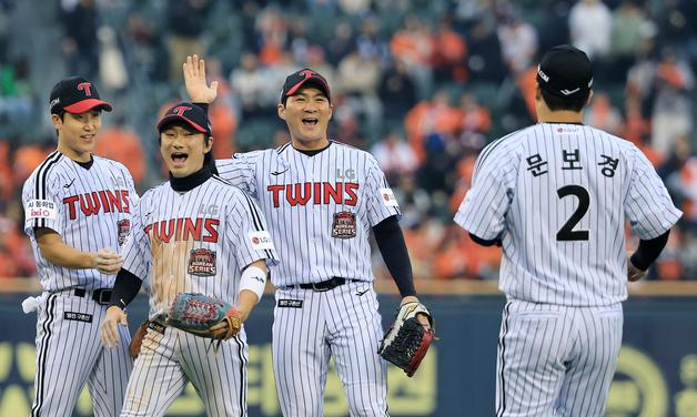 [뉴스1 PICK]LG, 한화 8-2 완파… 우승 확률 73.2% 잡았다