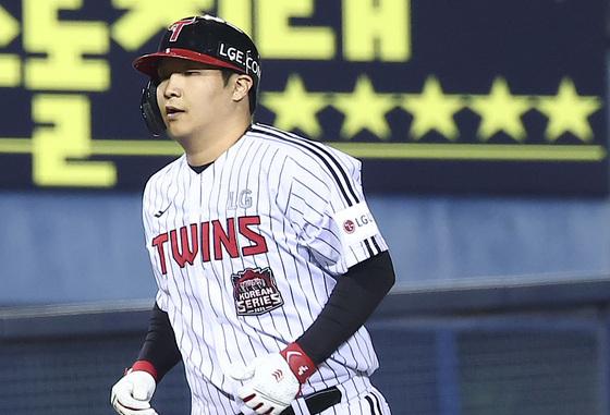'문보경 역전 3점포' LG, 두산에 4-2 역전승…선두 질주