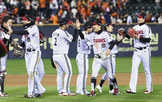 [뉴스1 PICK] LG, KS 2차전 한화 13-5 완파…90.5% 확률 잡았다