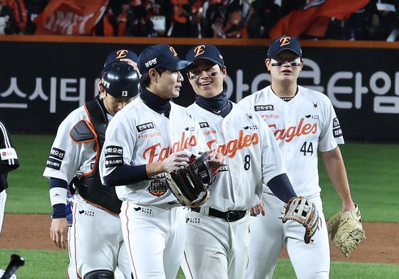 [뉴스1 PICK]'8회 6득점' 한화, 짜릿한 역전극…KS 3차전 LG 7-3 제압