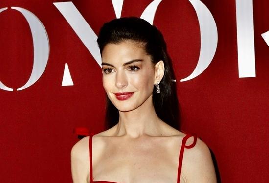 앤 해서웨이, 빨간 드레스 입고 뽐낸 '고혹미' [N해외연예]