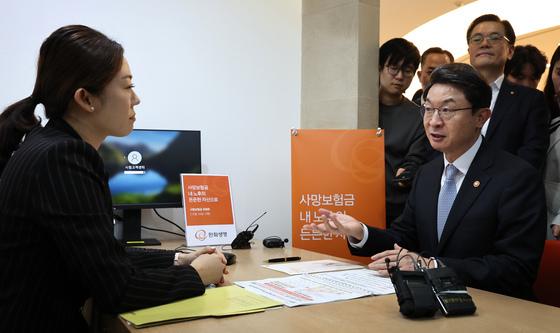 '치매머니' 등 생활 체감형 보험 강화…보험사, 투자 규제 완화