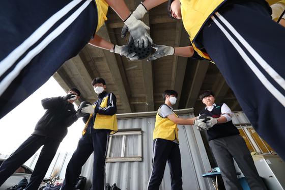 [뉴스1 PICK] 연탄으로 지역사회에 온기 전하는 학생들…13년째 이어지는 따뜻한 손길