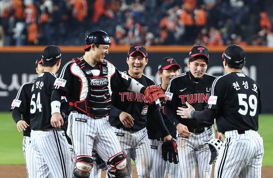 [뉴스1 PICK]'9회 6득점' LG, 7대4 짜릿한 역전승…통합 우승에 '1승' 남았다