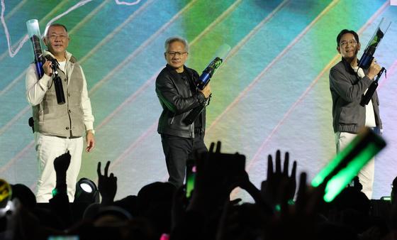 [뉴스1 PICK]젠슨 황·이재용·정의선, 치맥 이어 지포스 무대까지 ‘깐부 케미’