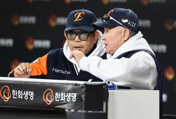 '김경문호' 한화, '감독급 지도자'만 4명…'전 감독' 김기태·강인권 영입