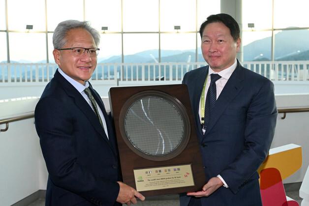 최태원·젠슨 황 '치맥 회동'…HBM 넘어 AI 동맹 재확인