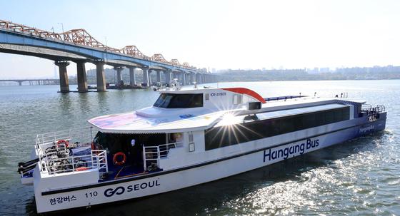 물 위에서 멈춰버린 한강버스…구조정 이용해 승객 구조