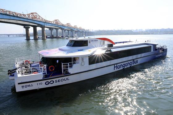 물 위에서 멈춰버린 한강버스…구조정 이용해 승객 구조