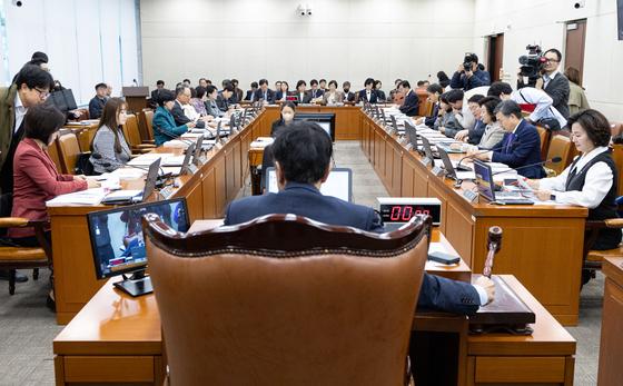 복지위, ‘아동수당 지역차등’ 공방 속 2026년 예산안 의결