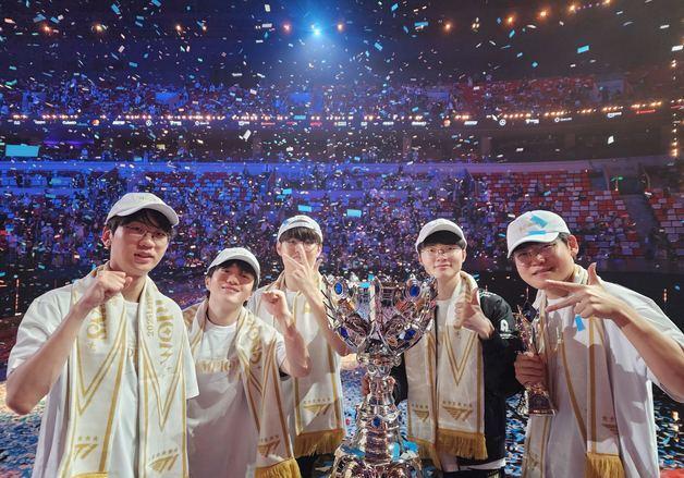 최태원, 롤드컵 3연패 'T1'에 축전 "포기 않는 정신의 성과"