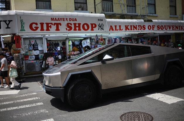 테슬라, 연말 차익실현에 3.3%↓…로보택시 기대에 연간 14% 상승 지속