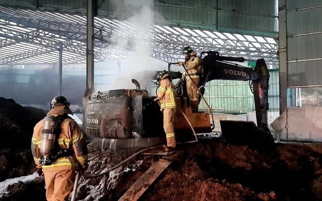 영천 퇴비창고서 굴삭기 엔진 과열로 불…인명피해 없어