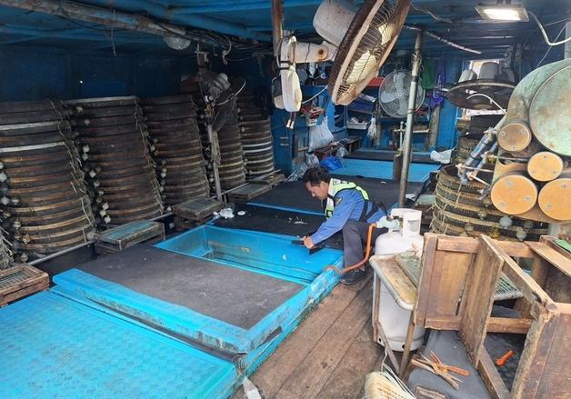 제주서 정박 중 어선에서 가스 폭발…2명 화상 입어