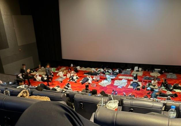 APEC '폐지박스 쪽잠' 사진에 경찰청 "실내 대기실 확보에 한계 있었다"