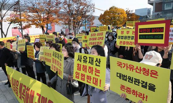 한자리에 모인 세운4구역 토지주들 '대법원 판결 수용 촉구'